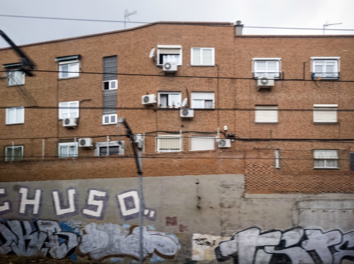 fotografia edificio junto al tren fachada ventanas hogares arquitectura paisaje urbano siuacionismo psicogeografia antonio beltran
